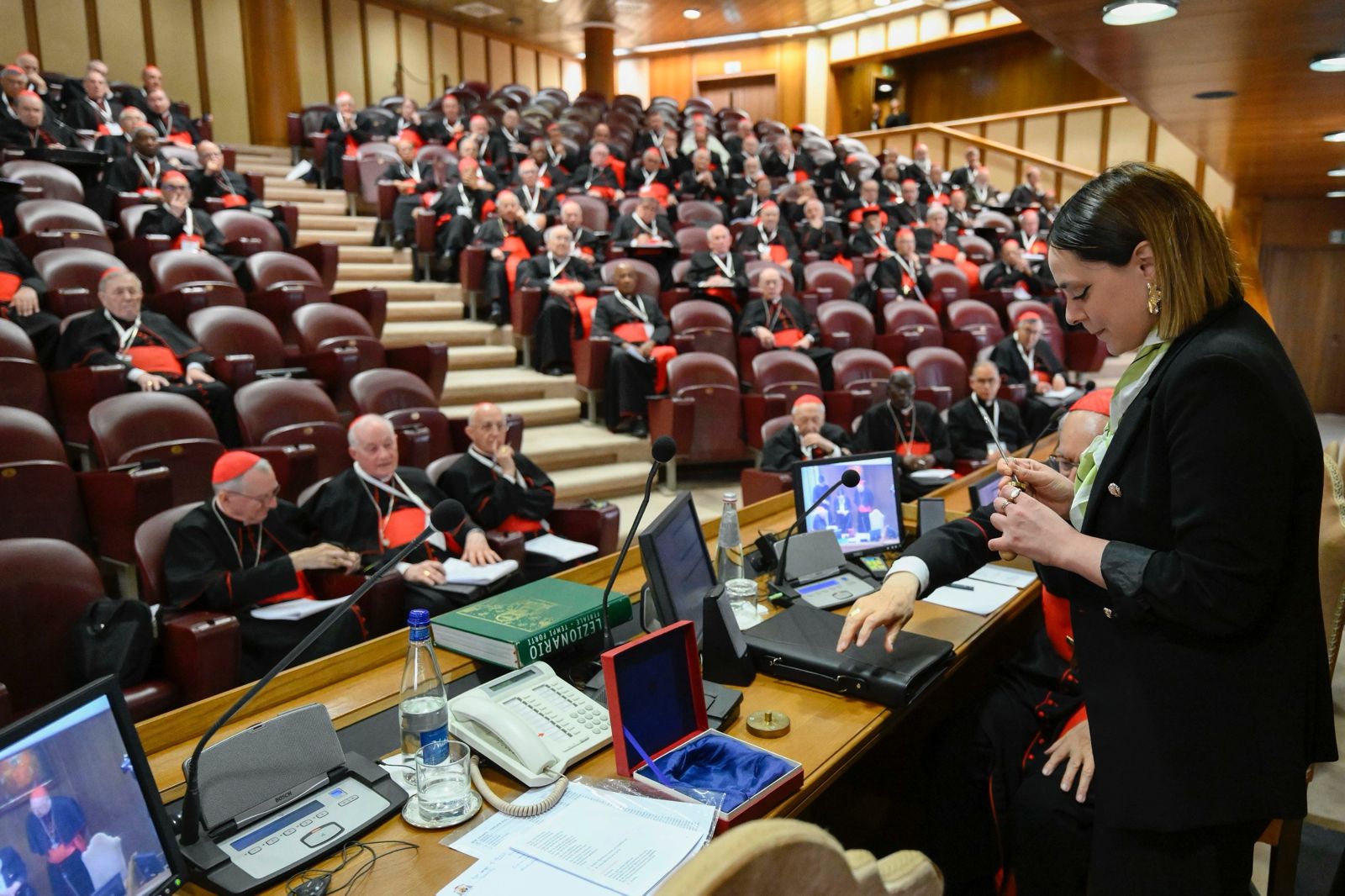 Rotto anello papa Francesco