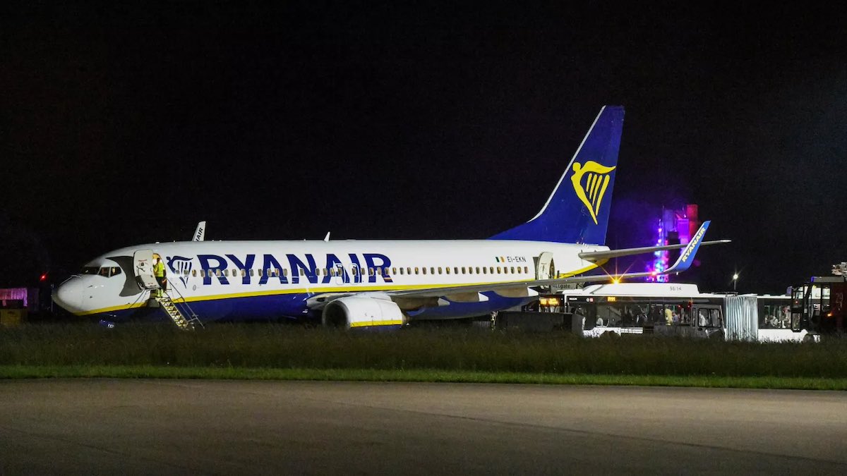 volo ryanair feriti tornado atterraggio emergenza